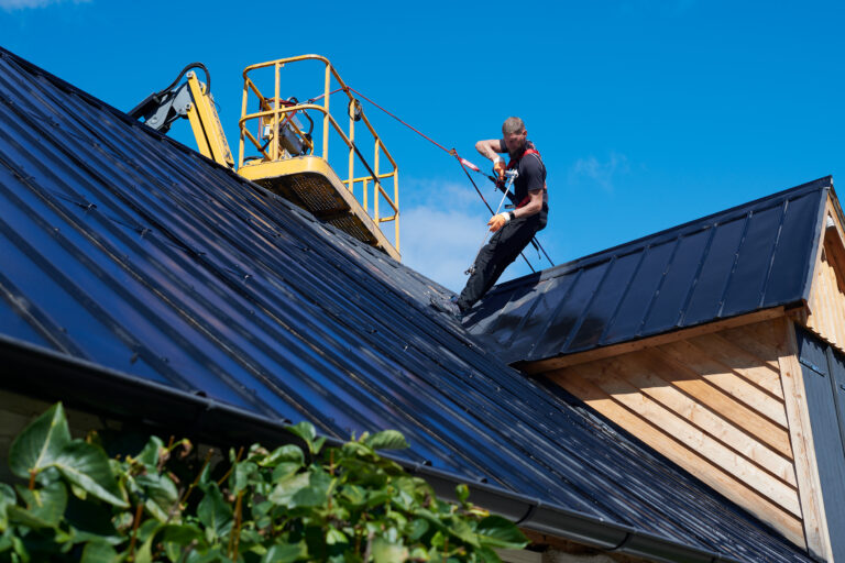 K Adler behandlar plåttak på Österlen 3683