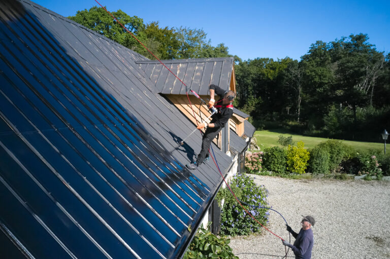 K. Adler behandlar plåttak på Österlen