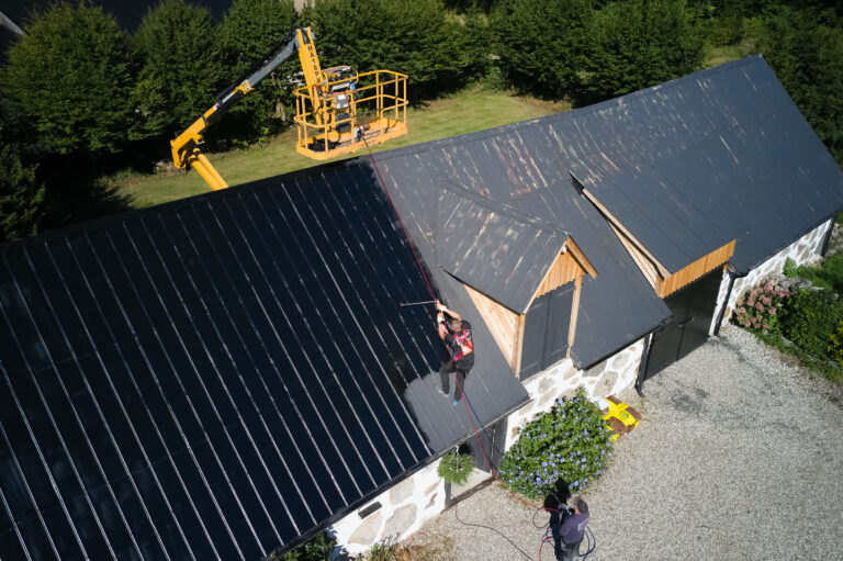 K. Adler behandlar plåttak på Österlen - se före och efter med drönaren